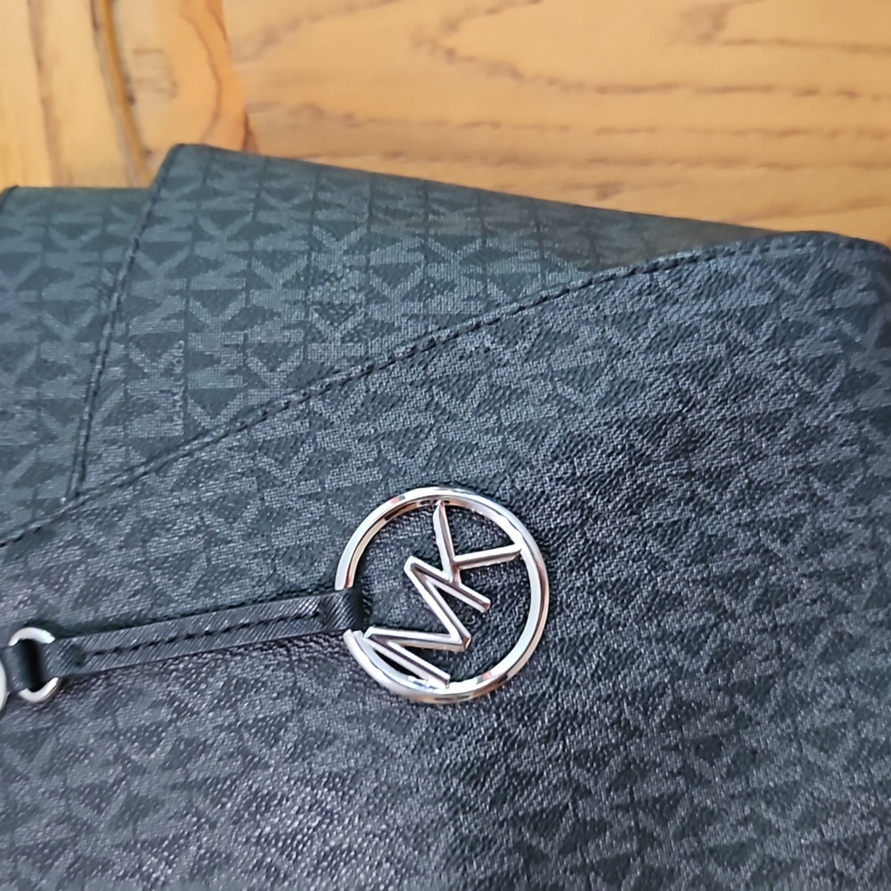 MK PURSE - Picture 2 of 4